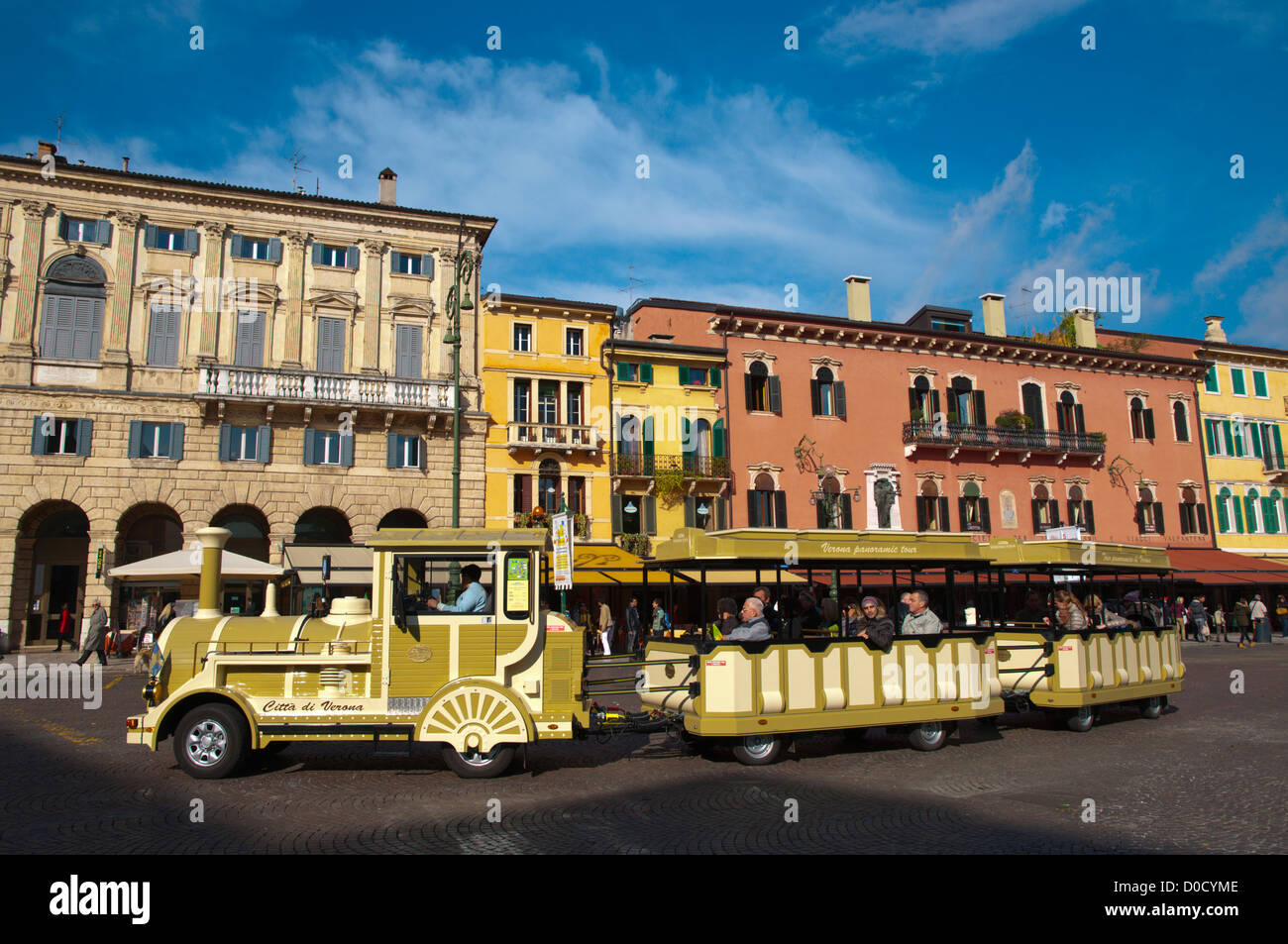 Touristische Sehenswürdigkeiten trainieren Piazza Bra quadratischen zentralen Verona Stadt Veneto Region Nord Italien Europa Stockfoto