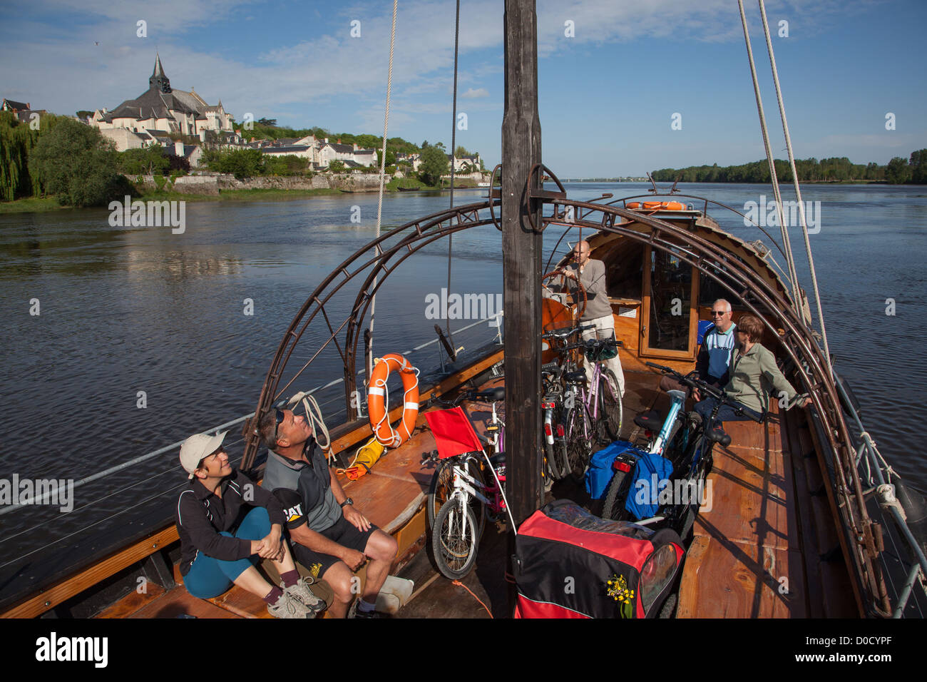 RADFAHRER AUF "LOIRE VELO" RADFAHREN REISEROUTE RIDING ON BOOT "LA BELLE ADELE" CANDES-SAINT-MARTIN INDRE-ET-LOIRE (37) FRANKREICH Stockfoto