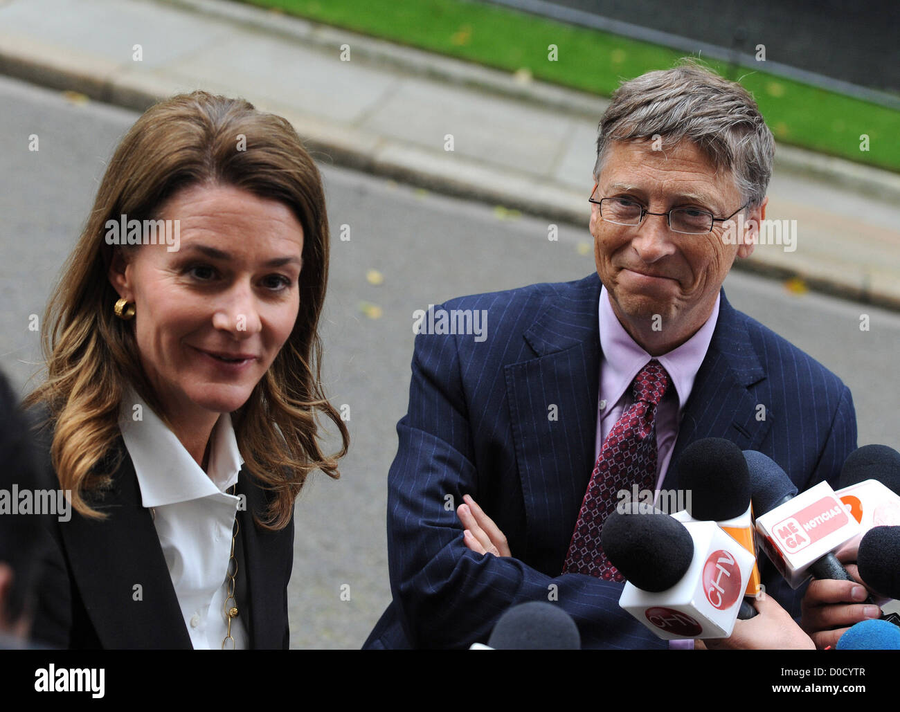 Bill Gates und Melinda Gates verlassen 10 Downing Street nach einem Treffen mit dem britischen Premierminister London, England - 18.10.10 Stockfoto