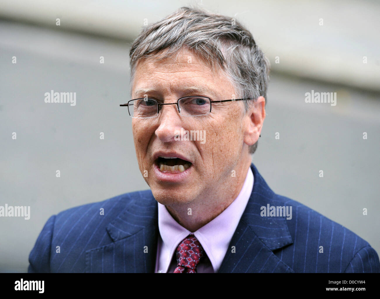 Bill Gates verlässt 10 Downing Street nach einem Treffen mit dem britischen Premierminister London, England Stockfoto