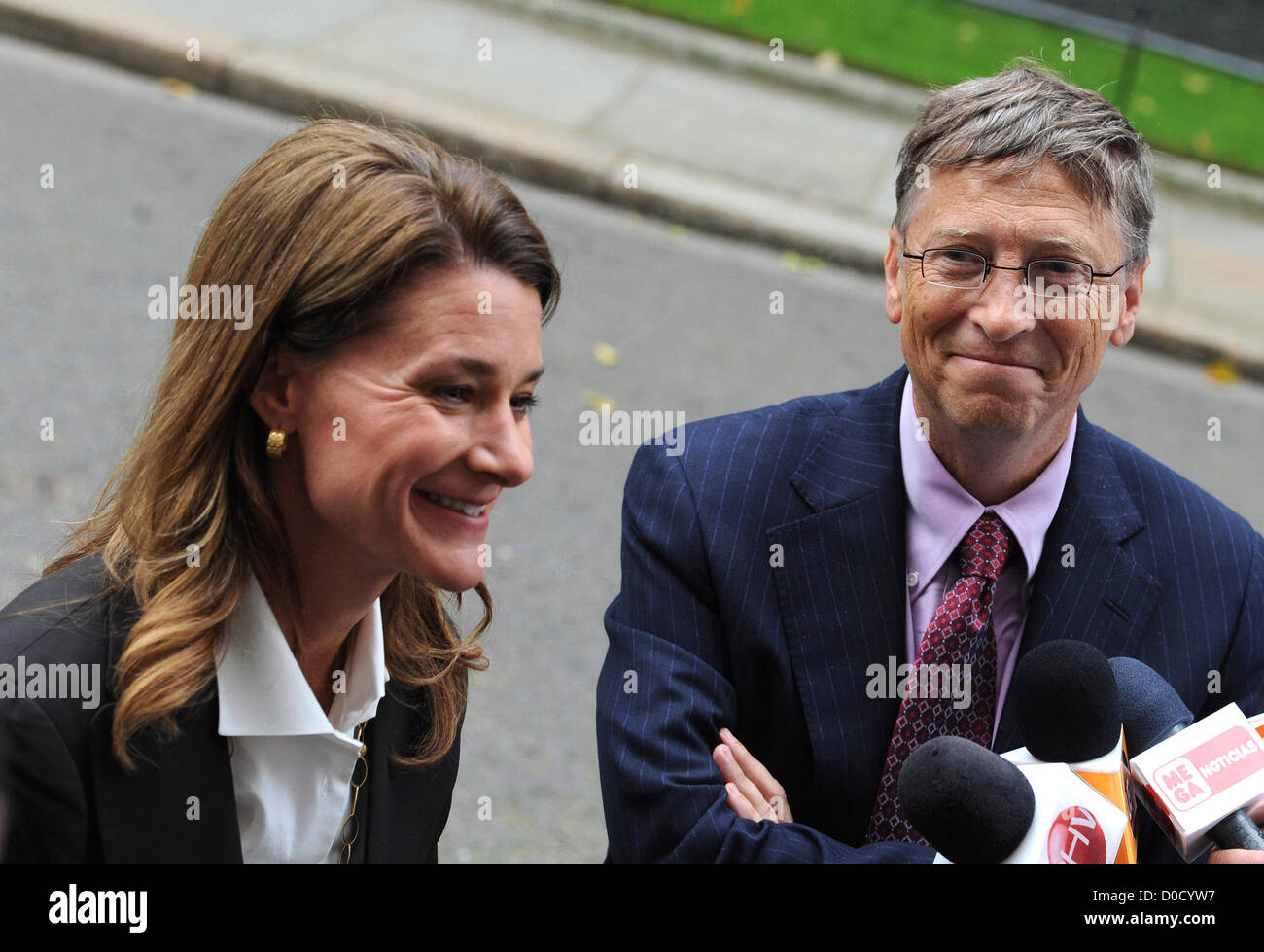 Meliinda Gates und Bill Gates verlassen Downing Street nach einem Treffen mit dem britischen Premierminister London England Stockfoto