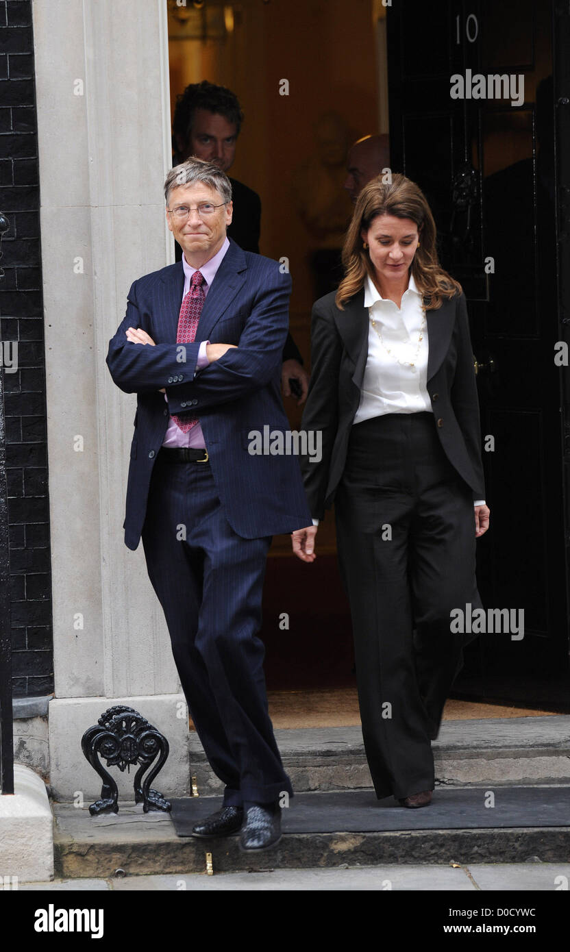 Meliinda Gates und Bill Gates verlassen 10 Downing Street nach einem Treffen mit dem britischen Premierminister London, England- Stockfoto