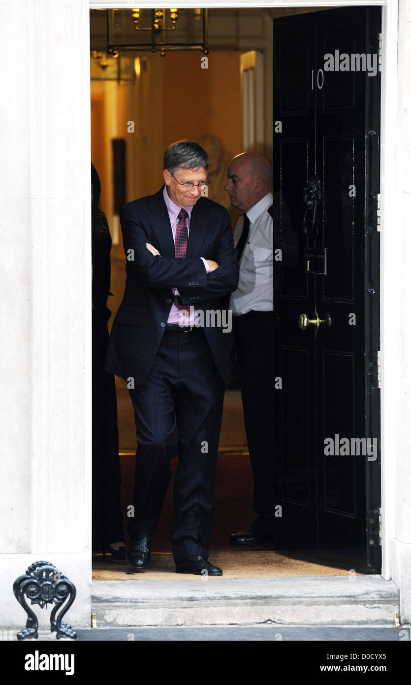 Bill Gates verlässt nach einem Treffen mit dem britischen Premierminister London, England - 18.10.10 10 Downing Street Stockfoto