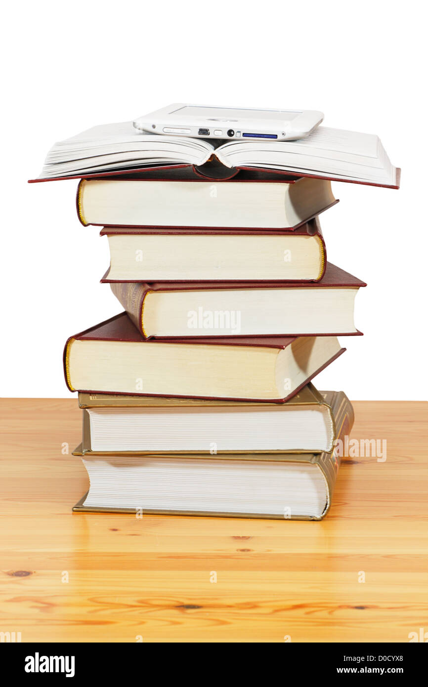 Ein Haufen Bücher und e-Book über auf Holztisch vor einem weißen Hintergrund Stockfoto