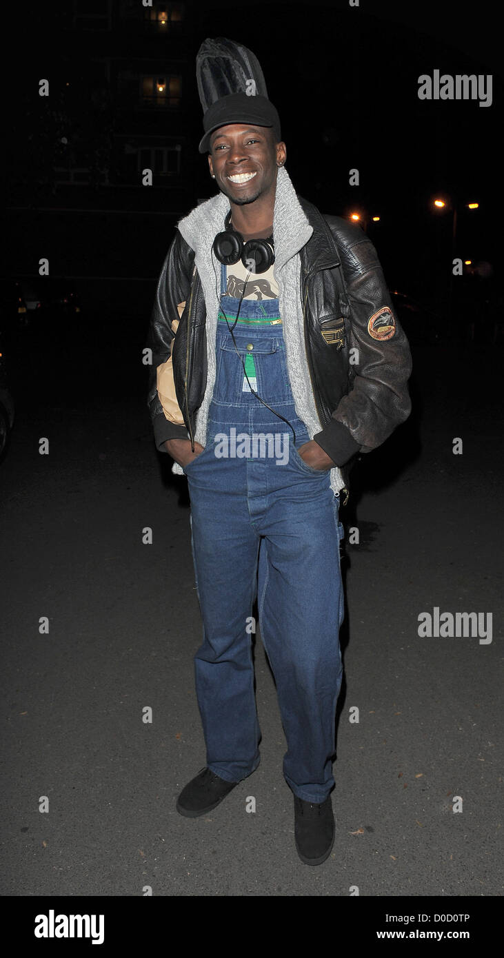 X Factor Kandidat John Adeleye eine Studio verlassen. London, England - 18.10.10 Stockfoto