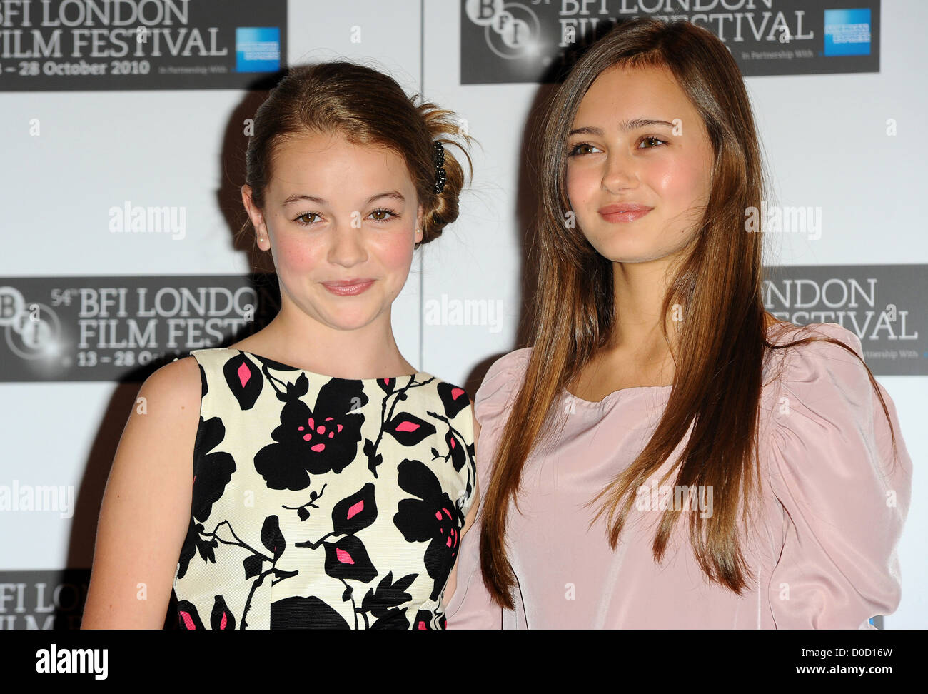 Isobel Meikle klein und Ella Purnell der 54th Times BFI London Filmfestival - Let Never Me Go - Photocall London, England- Stockfoto