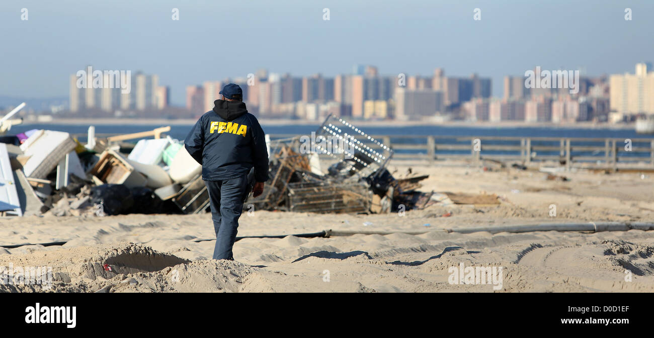 , New York 21. November 2012 FEMA 2 Sätze FEMA arbeitet mit verschiedenen Partnern zusammen, darunter Bundes-, Zustand, lokale und Tribal Stockfoto
