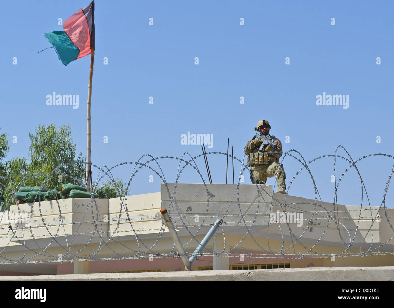 Ein Mitglied der albanischen Special Forces bietet Dach Sicherheit während eines Treffens mit Koalitionstruppen und afghanischen Führung in der Provinz Kandahar, Afghanistan, 30. September 2012. Stockfoto