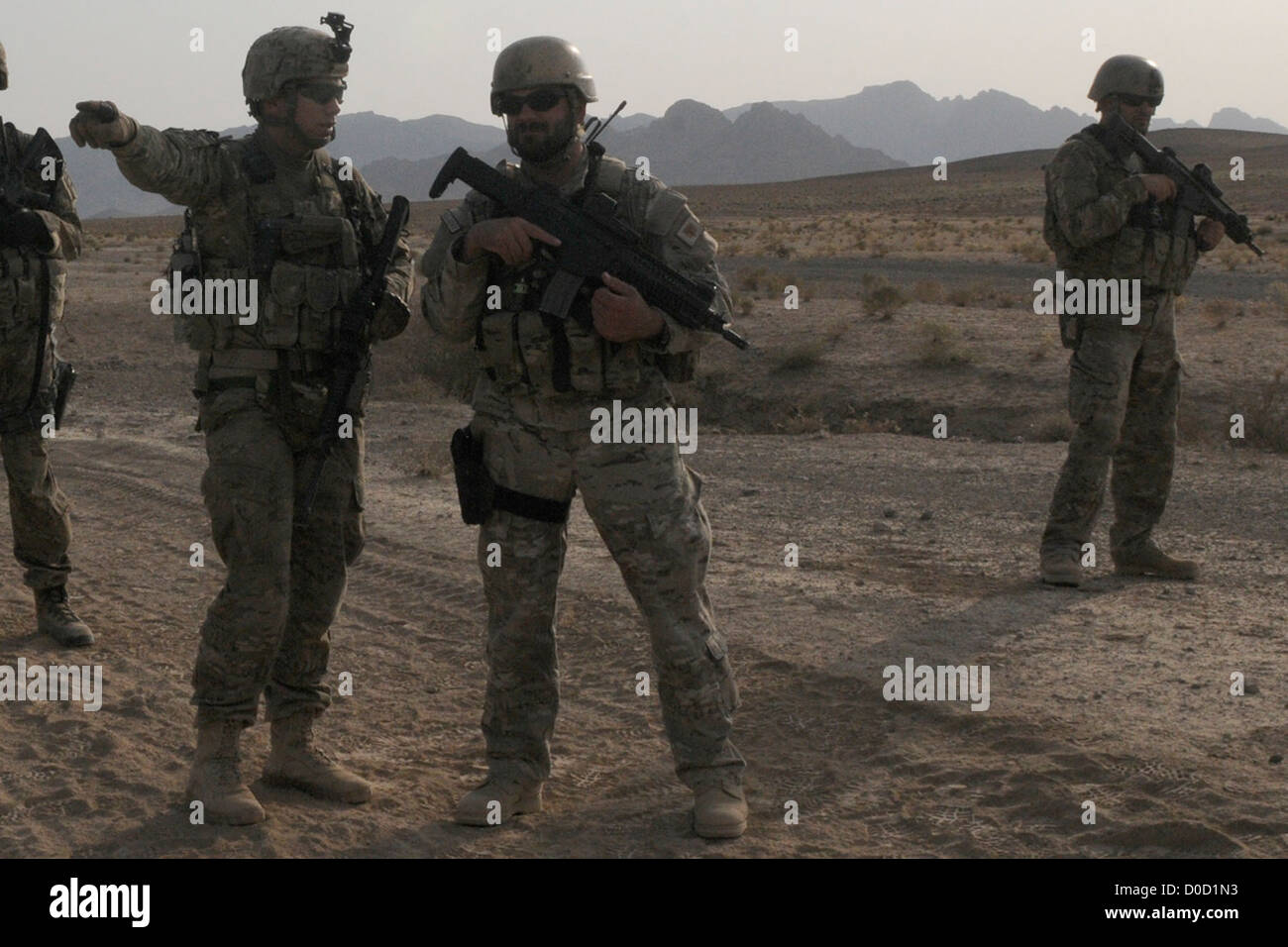 Ein US-Soldat und ein Mitglied der albanischen Spezialkräfte kommunizieren während eines Konvoi-Halts in der Provinz Kandahar, Afghanistan, im Rahmen koordinierter Militäroperationen. Stockfoto