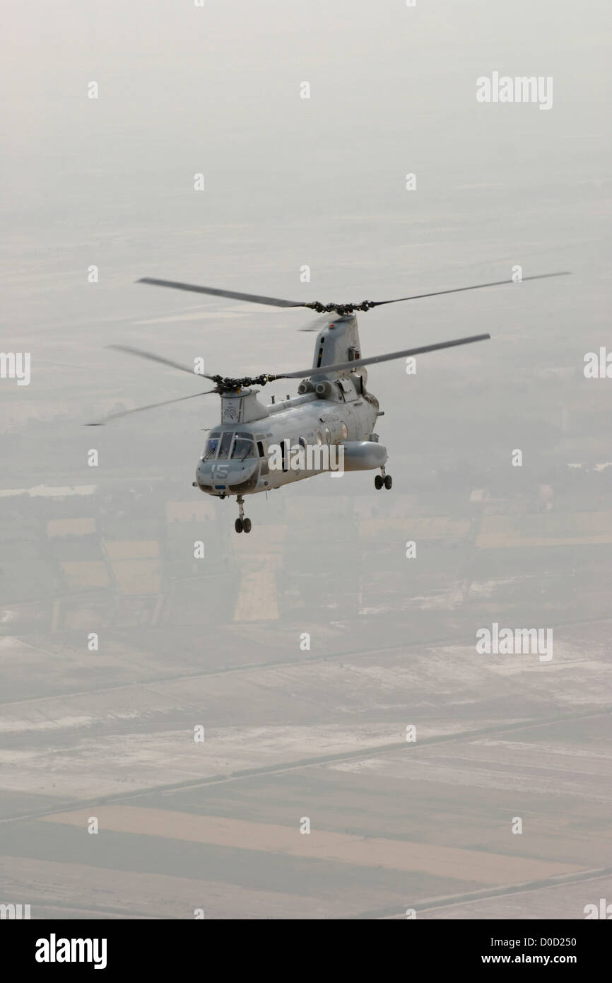 Eine US-Marinekorps CH-46 Sea Knight Helikopter fliegen über Bagdad, Irak Stockfoto