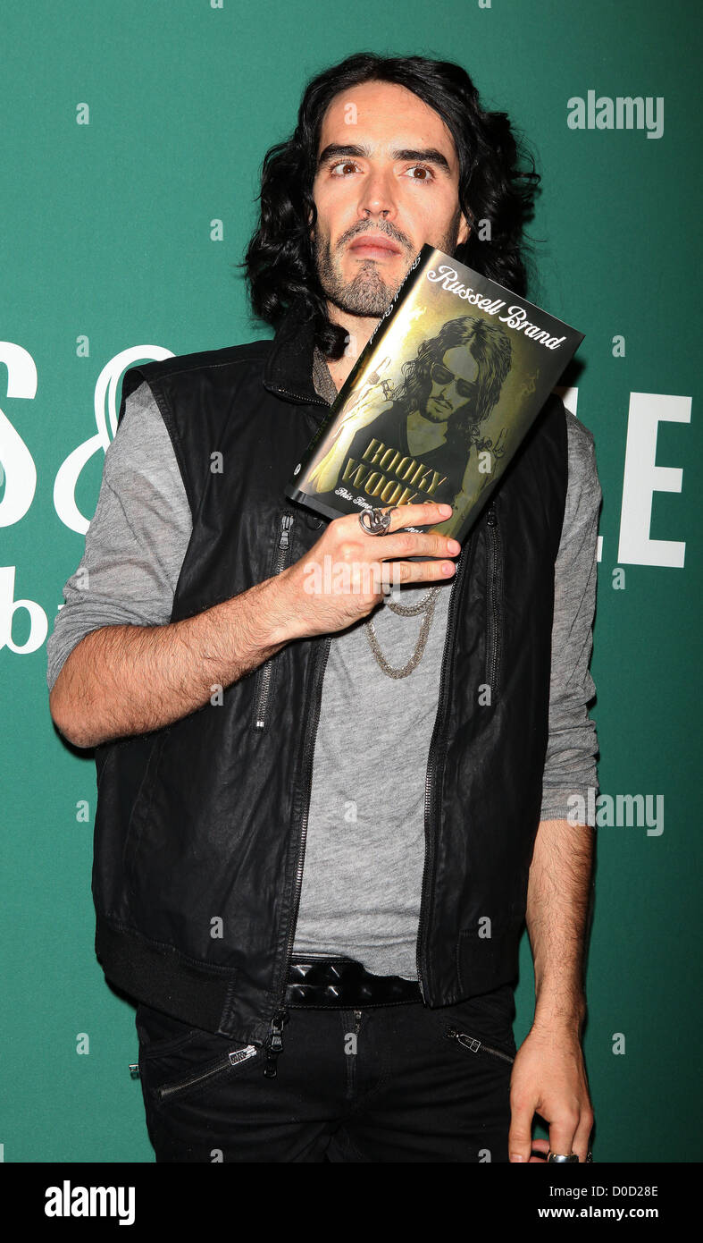 Russell Brand bei Signierstunde für "Booky Wook 2: This Time It Personal" bei Barnes & Noble New York City, USA - 13.10.10 Stockfoto