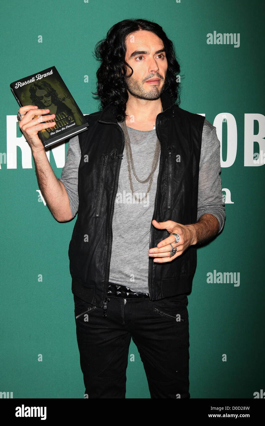 Russell Brand bei Signierstunde für "Booky Wook 2: This Time It Personal" bei Barnes & Ble New York City, USA Stockfoto