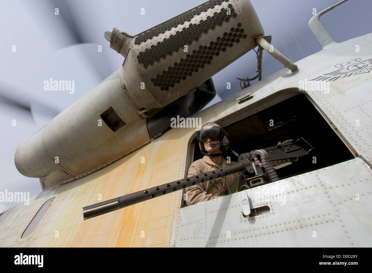 A US Marine Tür Gunner Kollegen aus einer CH-53D Sea Stallion-Hubschrauber von oben ein M2.50 Kaliber Maschinengewehr Stockfoto