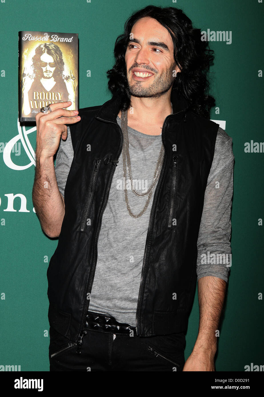 Russell Brand bei Signierstunde für "Booky Wook 2: This Time It Personal" bei Barnes & Ble New York City, USA Stockfoto