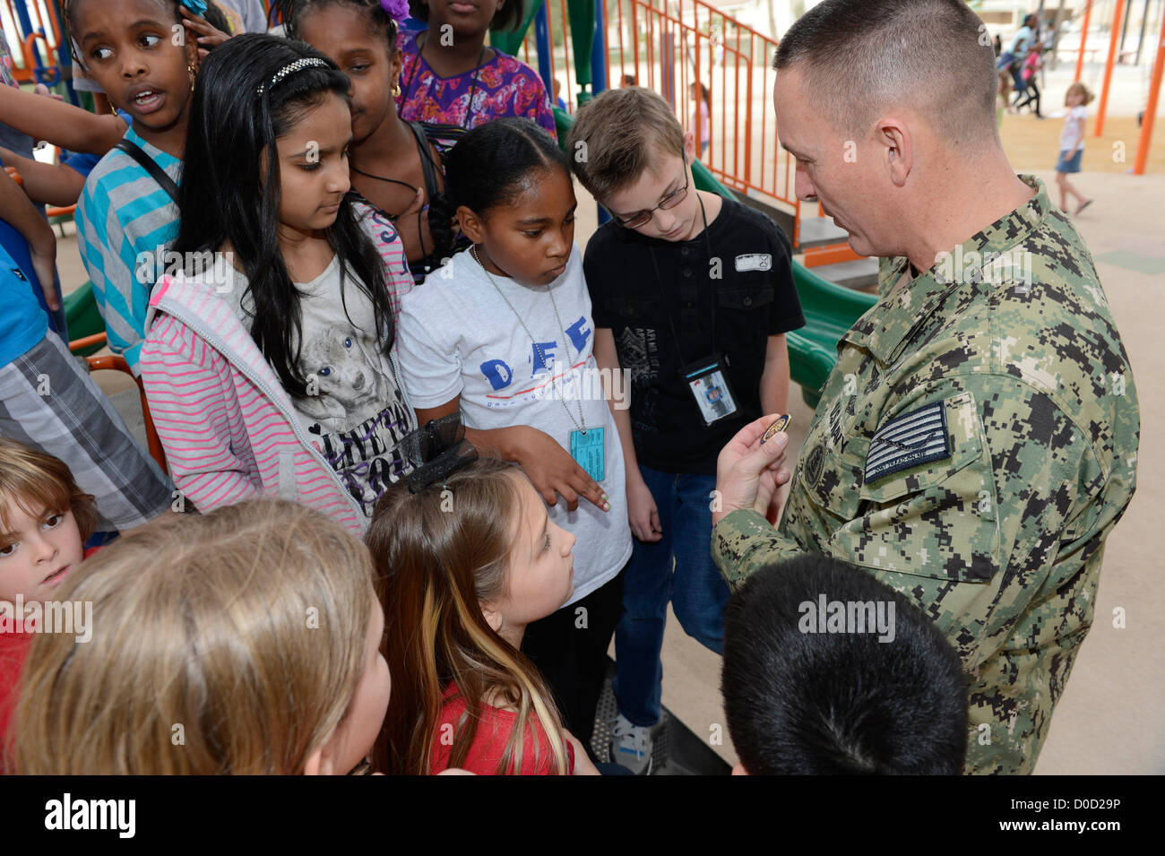 Master Chief Petty Officer der Marine (INTERNIERUNGSLAGER) Mike D. Stevens spricht mit Schülern in der Schule Bahrain Department of Defense Bildung Activity bei einem Besuch in die US Central Command Verantwortungsbereich. U.S. 5. Flotte Mission soll Ma durchführen Stockfoto