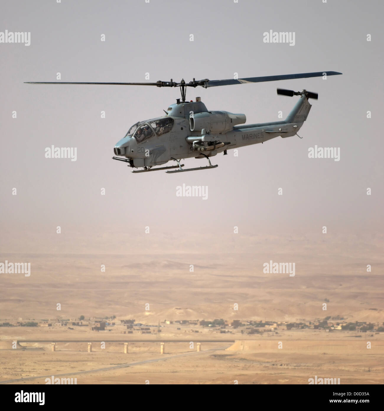 Ein US-Marine Corps AH-1W Super Cobra während einer Close Air Support Mission über Iraks Al Anbar Provinz Stockfoto