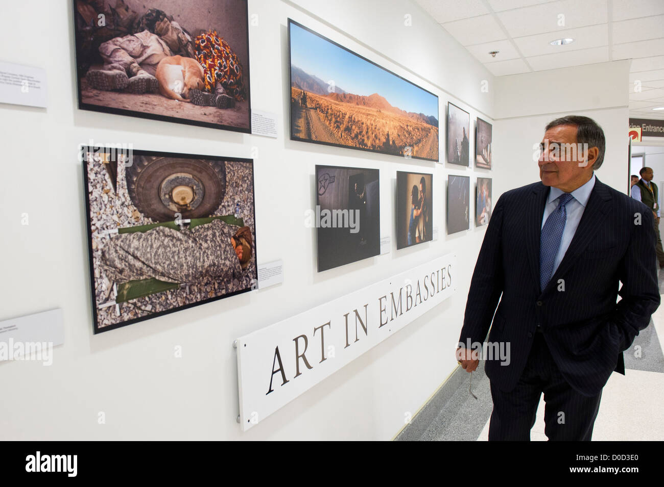 E.-Verteidigungsminister Leon Panetta Touren eine gemeinsame Fotoausstellung der DoD-State Department an der PentagonSecretaNov. 20 Dezember 2012. Stockfoto