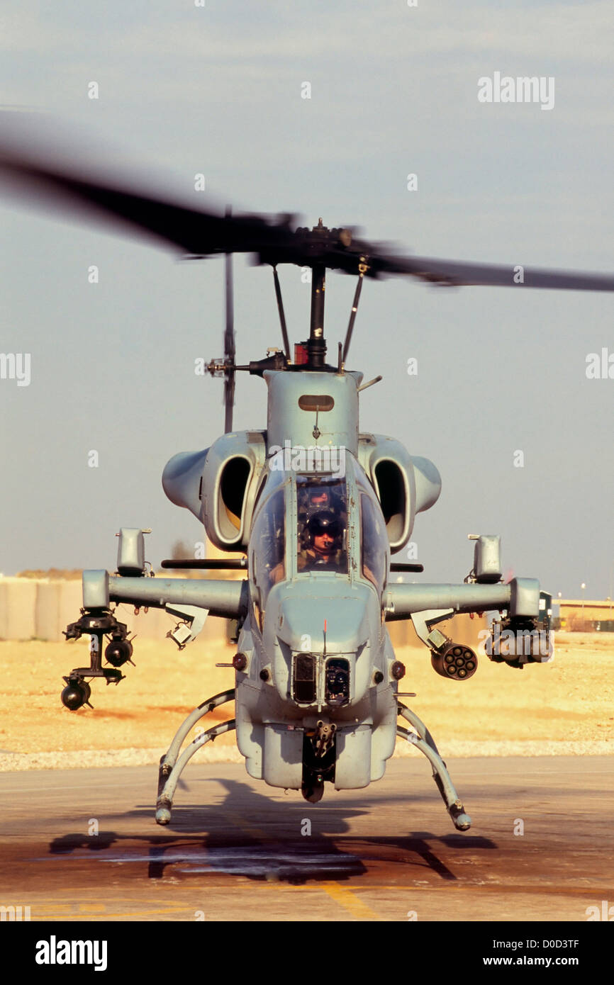 AH-1W Super Cobra hebt bei Al Asad Air Base, Irak Stockfoto