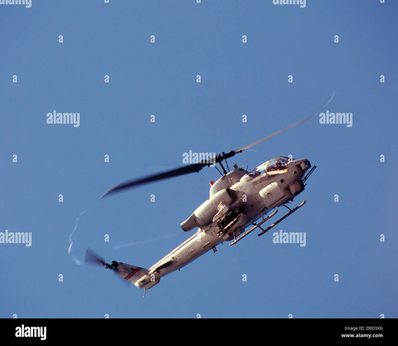 Ein US-Marine Corps AH-1W Super Cobra überfliegt Luftnahunterstützung Barwana, Irak Stockfoto