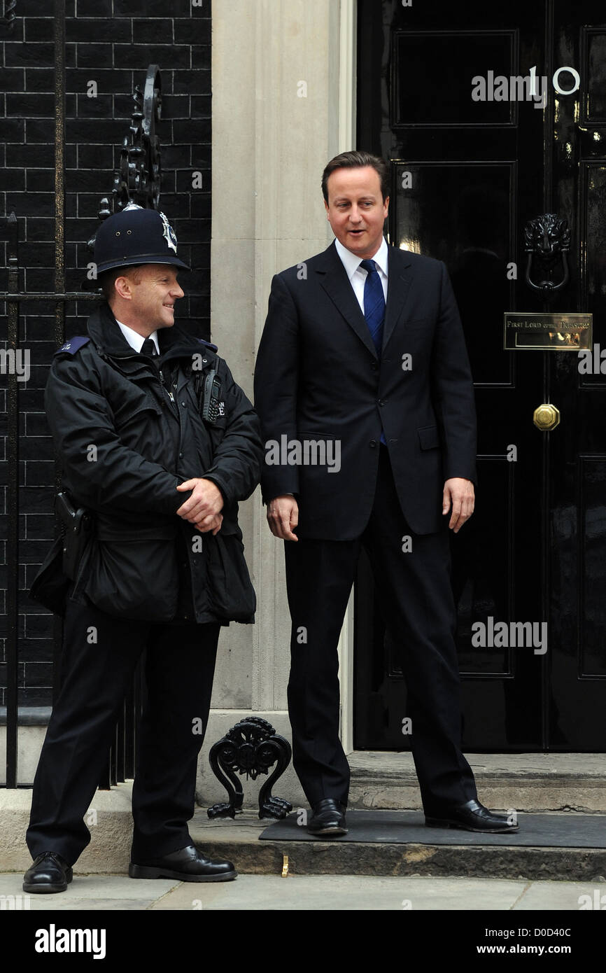 Premierminister David Cameron wartet auf Arnold Schwarzenegger in 10 Downing Street. London, England - 14.10.10 Stockfoto