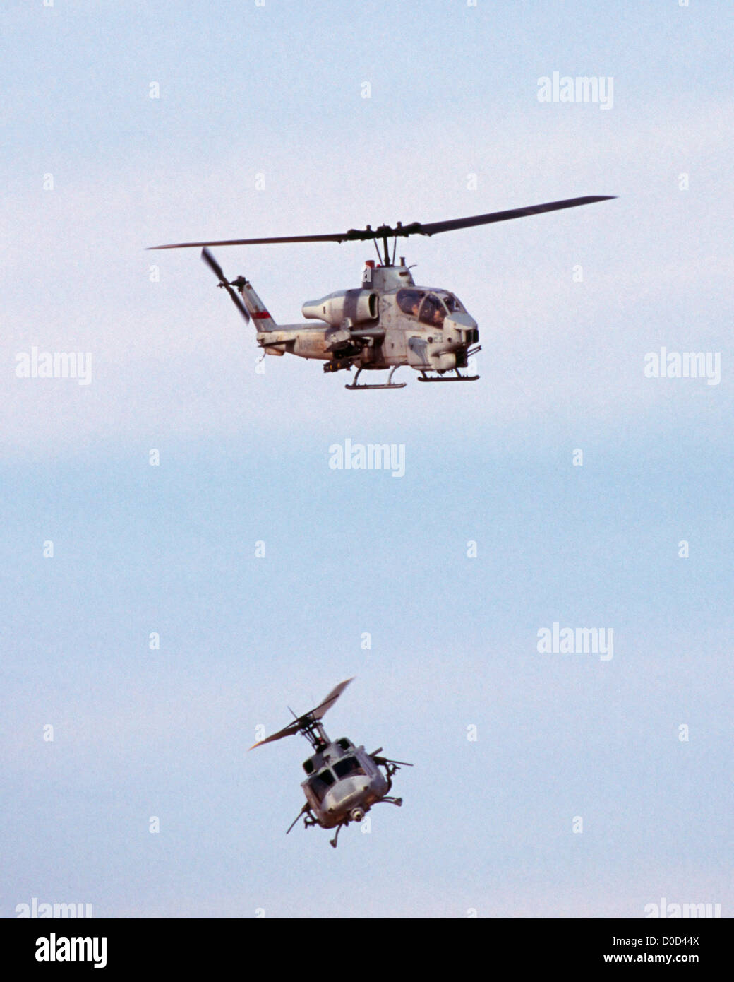 Ein US-Marine Corps AH-1W Super Cobra und eine Marine UH-1N Huey fliegen Close Air Support Mission über Barwana, Irak Stockfoto