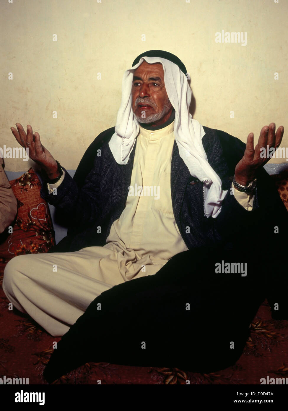 Ein irakischer Mann bespricht die Iran - Irak-Krieg mit US-Marines in der Stadt Albu Hyatt in der Provinz Anbar im Irak Stockfoto