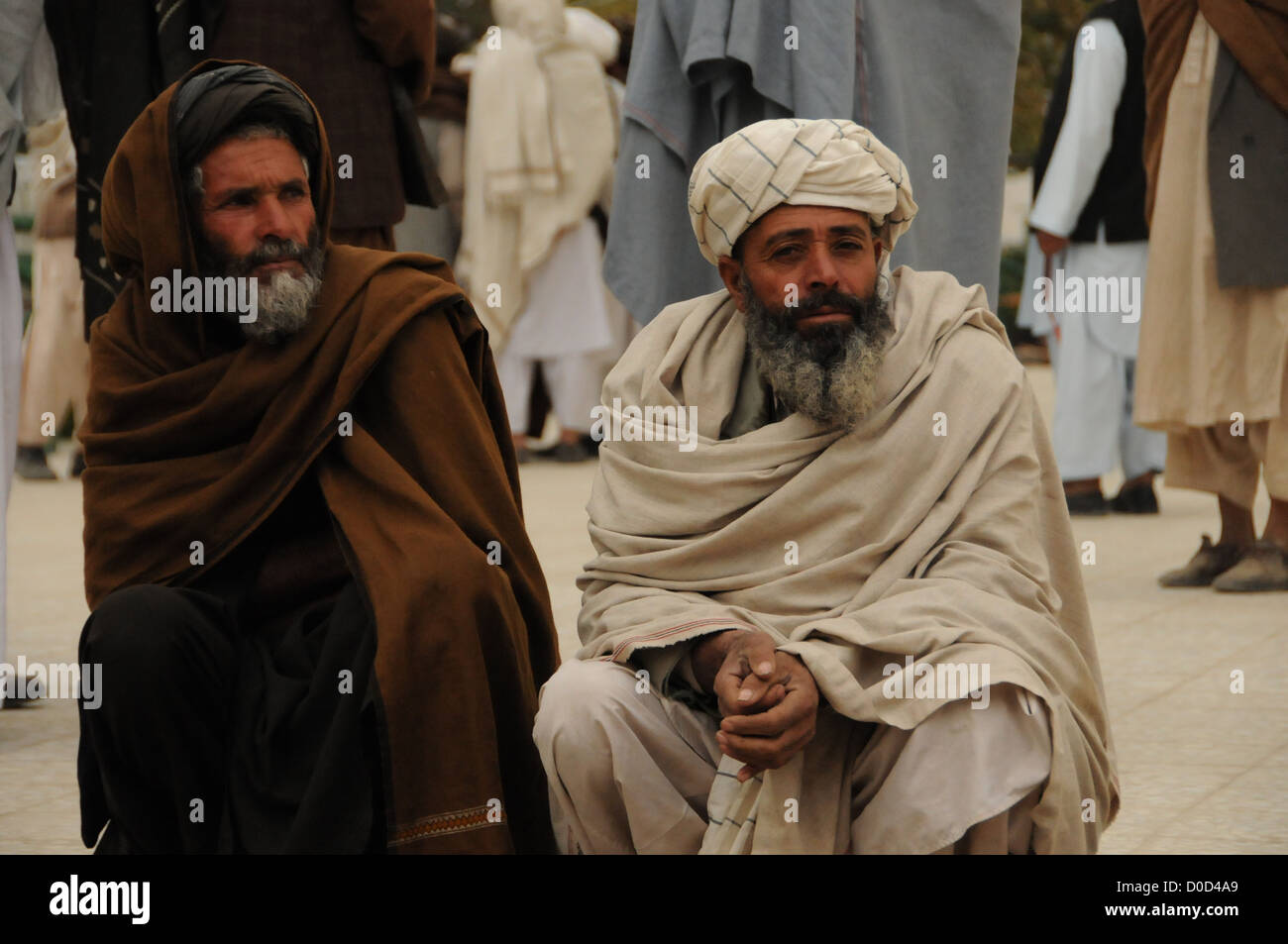 Zwei afghanische Männer warten außerhalb Regierungsbüros an den Landeshauptmann Verbindung in Farah Stadt, November 22. PRT Farah Mission ist es, zu trainieren, beraten und unterstützen afghanische Staats-und Regierungschefs bei den Stadtwerken, Bezirks und Landesebene in Farah Provinc Stockfoto