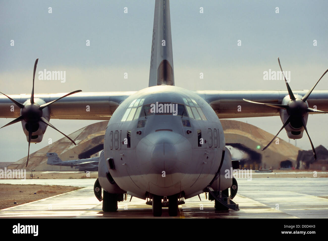 Ein US-Marine C-130J Hercules bereitet Start von Al Asad Air Base in der Provinz Anbar im Irak Stockfoto