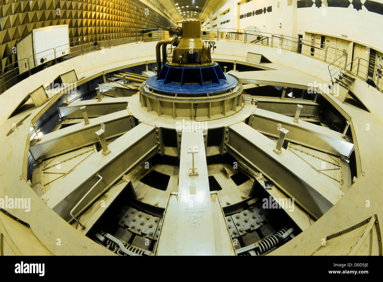 Oben auf eine große Wasserkraft Turbine innerhalb Iraks Haditha Verdammung Stockfoto