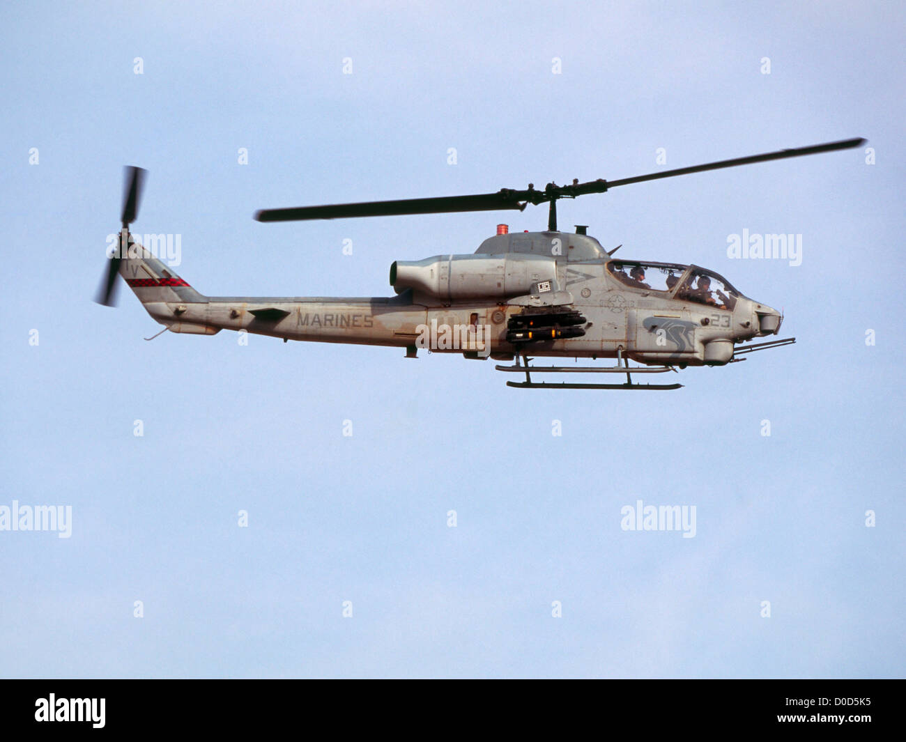 Ein US-Marine Corps AH-1W Super Cobra fliegt eine Unterstützungsmission enge Luft über Barwana, Irak Stockfoto
