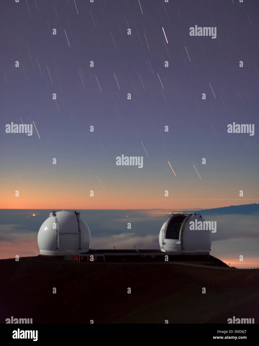 Sternspuren über den Teleskopen des W. M. Keck Observatory auf Hawaiis Mauna Kea Stockfoto