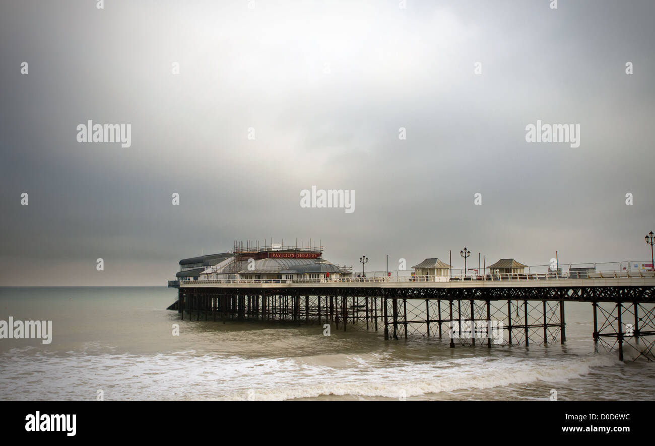 Blick auf den Pier an einem regnerischen Morgen bei Cromer, Norfolk, East Anglia Stockfoto