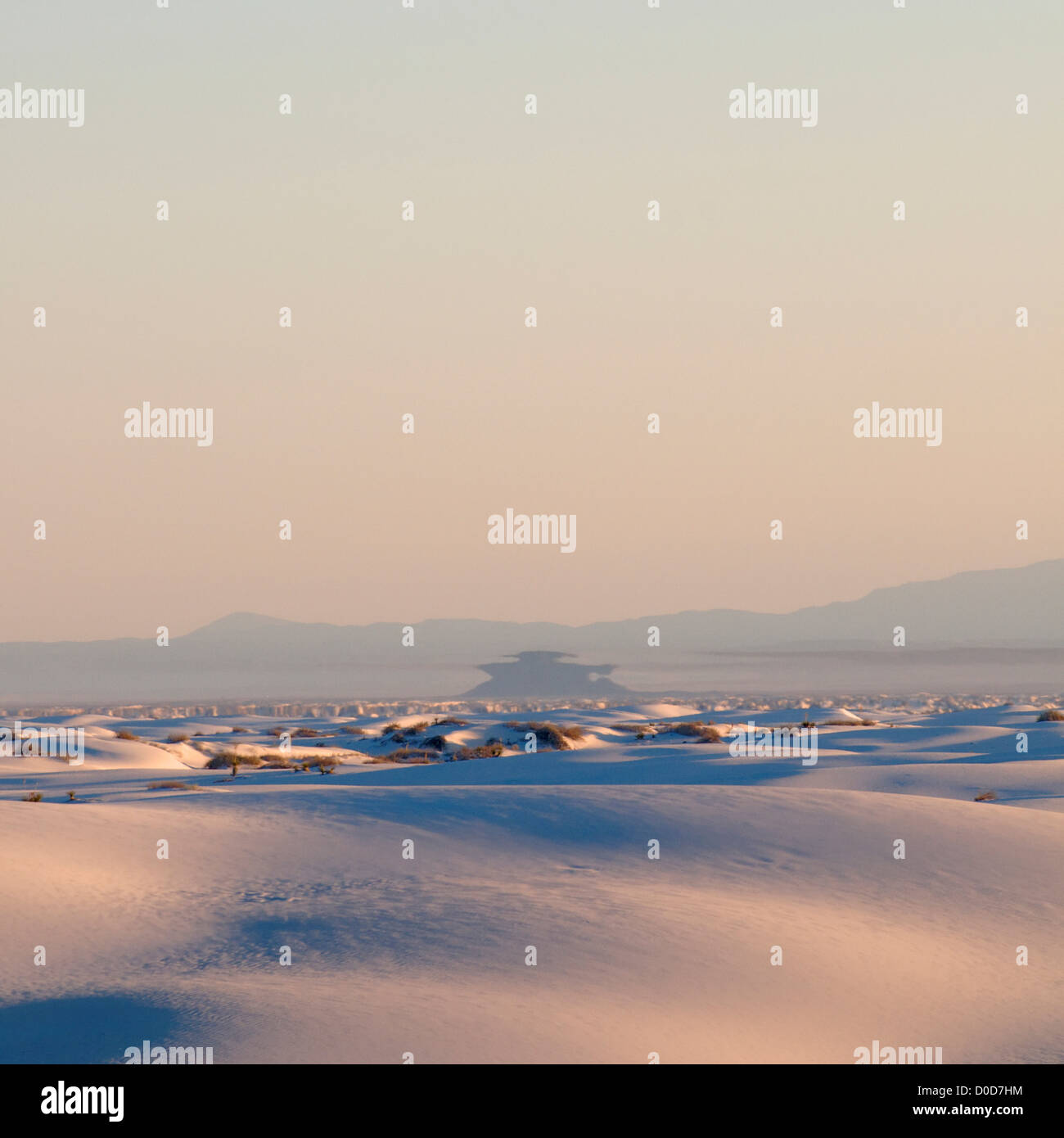 Eine komplexe überlegene Fata Morgana und eine Fata Morgana Fata Morgana verzerren die Sicht am White Sands National Monument in der Morgendämmerung Stockfoto