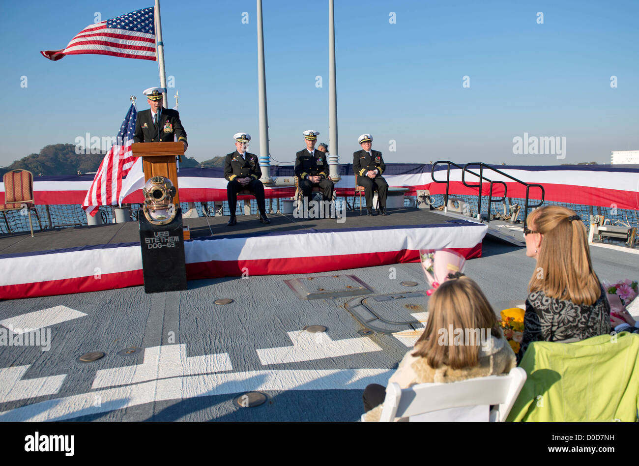 U.S. Navy Commander Michael B. Devore, der kommandierende Offizier der Lenkwaffenzerstörer USS Stethem (DDG-63), spricht bei seinem Wechsel der Befehl Zeremonie in Yokosuka, Japan, 20. November 2012. Adams wurde von CMdR Christopher W. Adams als das Schiff Comm entlastet. Stockfoto