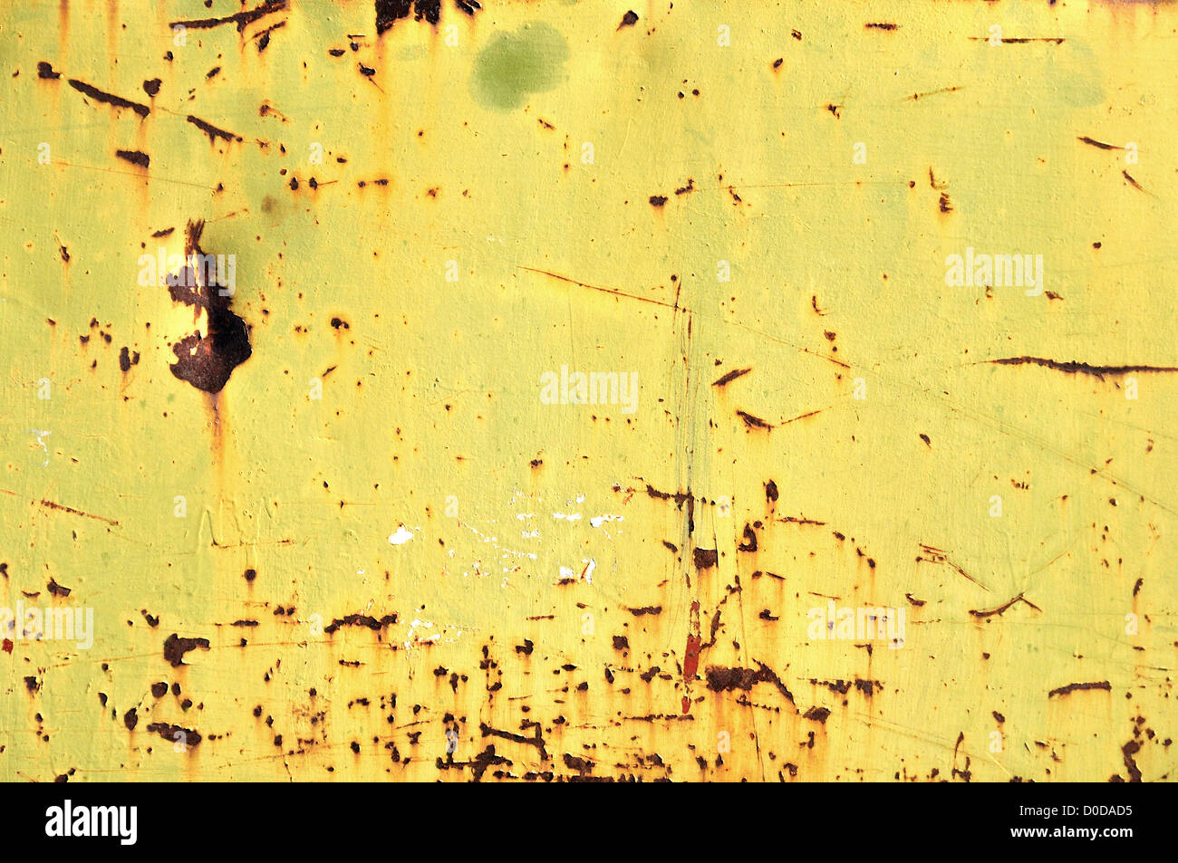 Abgeplatzte gelbe Farbe auf rostigen Eisen. Metall Textur industrielle Grunge Hintergrund. Stockfoto