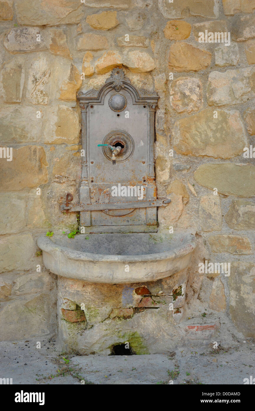 Alte Armatur und Brunnen in Montecatini Alto Toskana Italien ausgetrocknet Stockfoto