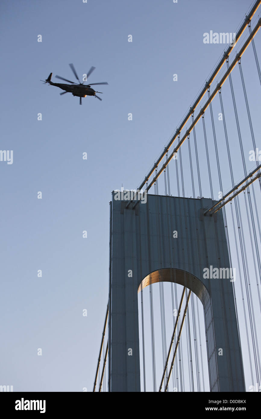 CH-53 Hubschrauber fliegen über der Ostturm der Verrazano-Narrows-Brücke Stockfoto