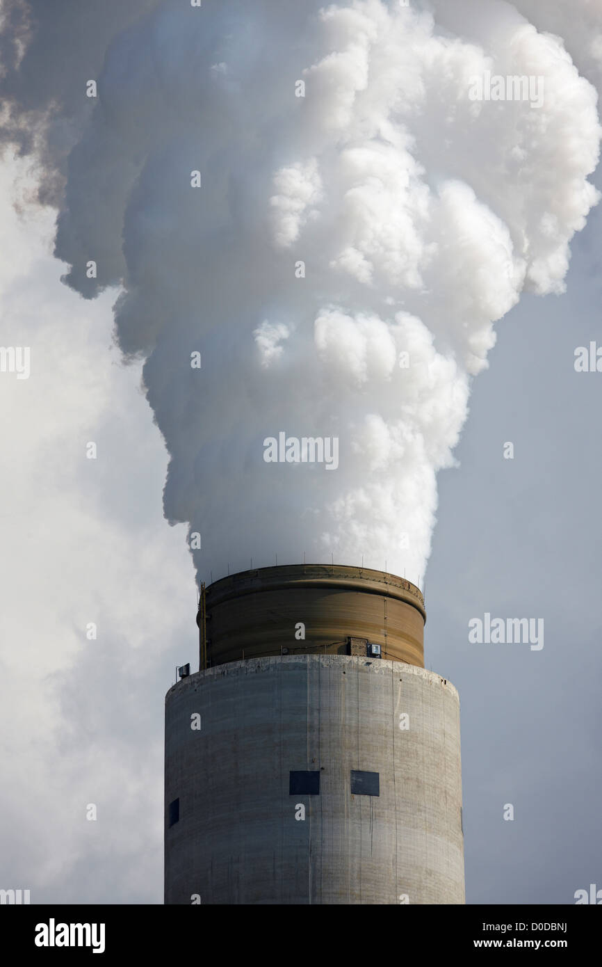 Schornstein Dumping Dampf- und Auspuff in den Himmel Stockfoto