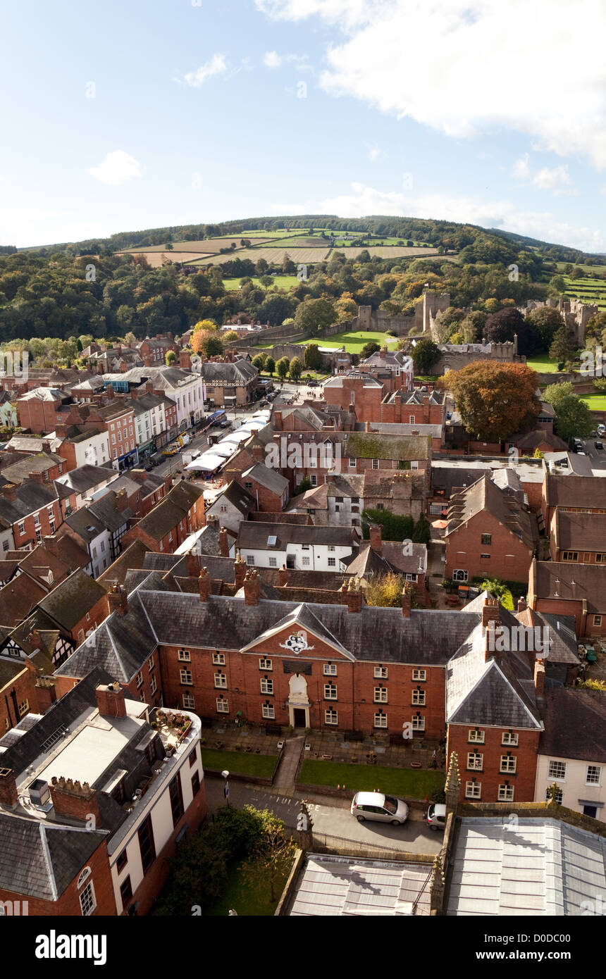 Ludlow-Stadt mit dem Markt und Burg gesehen von der Kirche im Herbst, Ludlow Shropshire UK Stockfoto