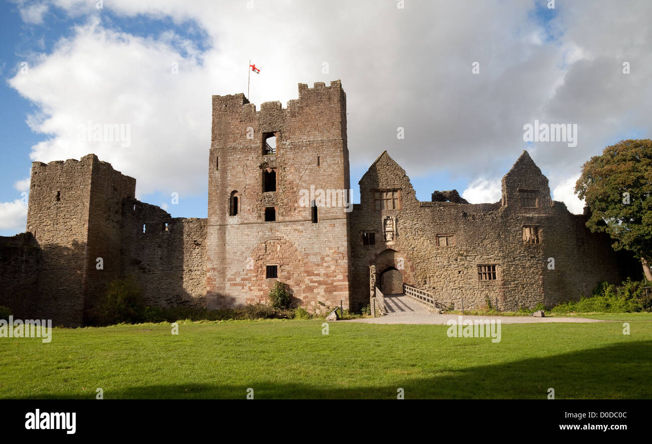 Englische Burgen; der Berghof und der Eingang, Ludlow Castle, mittelalterliche Ruinen aus dem 11th. Jahrhundert, Ludlow Shropshire England Stockfoto