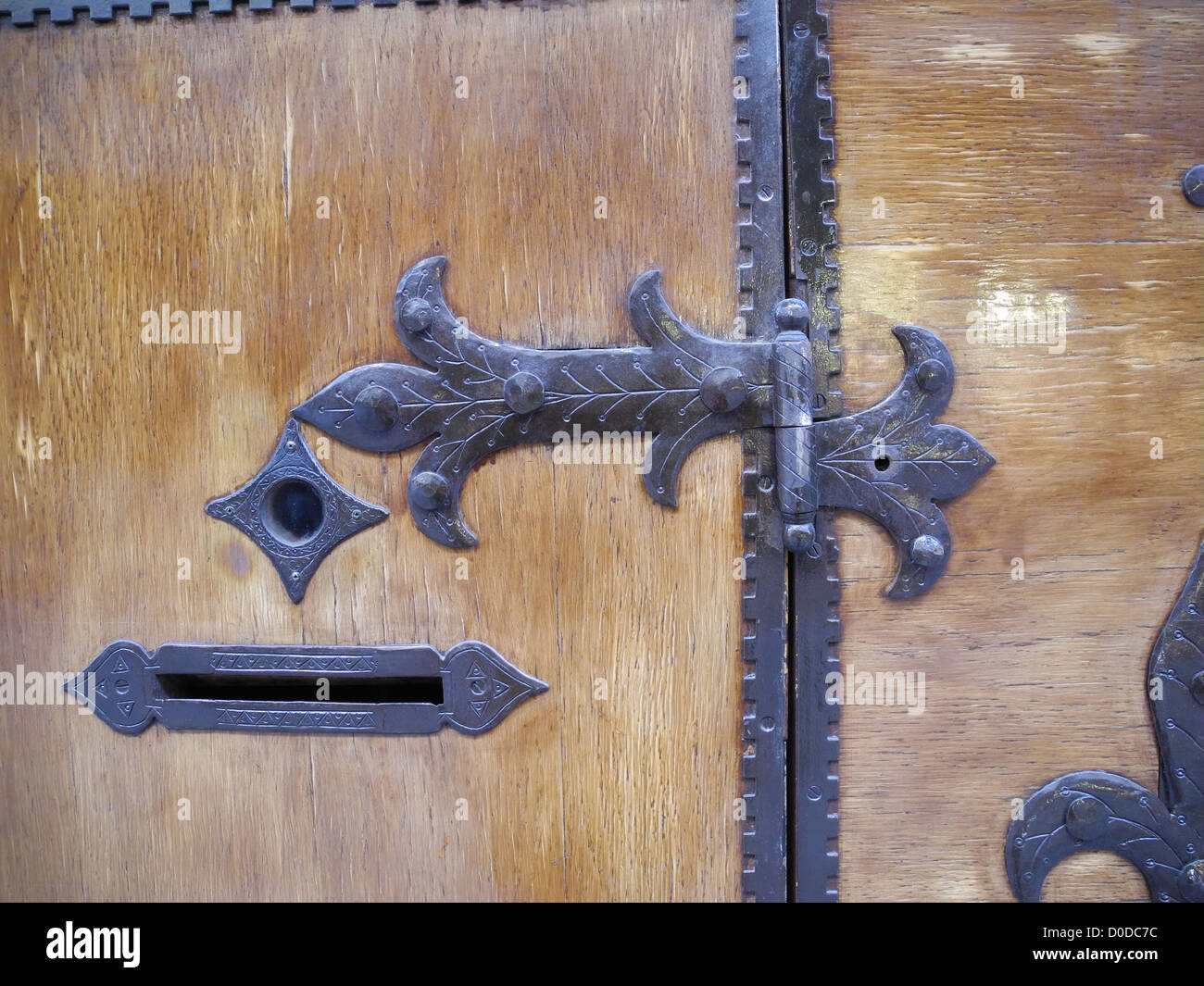 Beispiele für antike Tür Folie Schrauben Schlösser Scharniere Tür Tür Möbelbeschläge Stockfoto