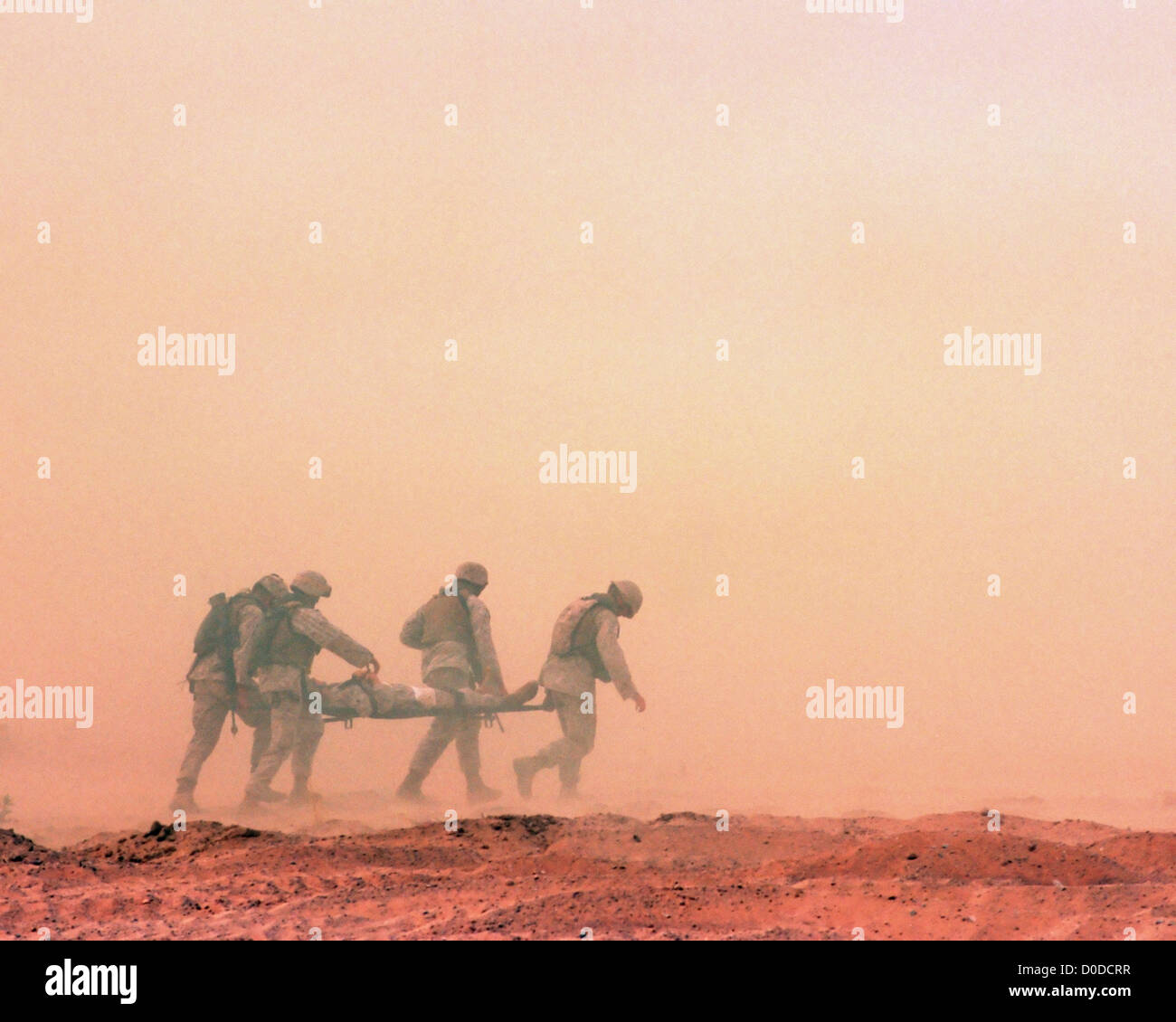 US-Marines tragen einen simulierten Unfall durch Wüstensand weht Stockfoto