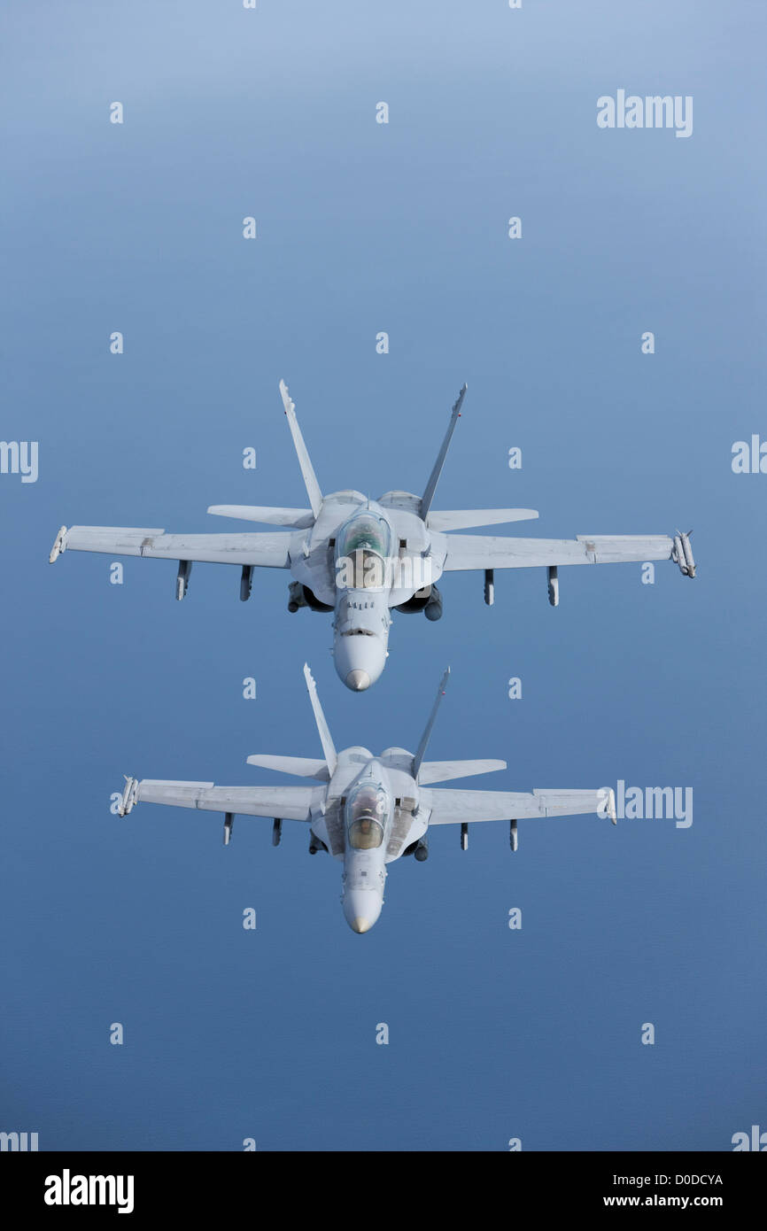 Eine Luftaufnahme des United States Marine Corps F/A-18 D Hornissen über das Südchinesische Meer, Malaysia. Stockfoto