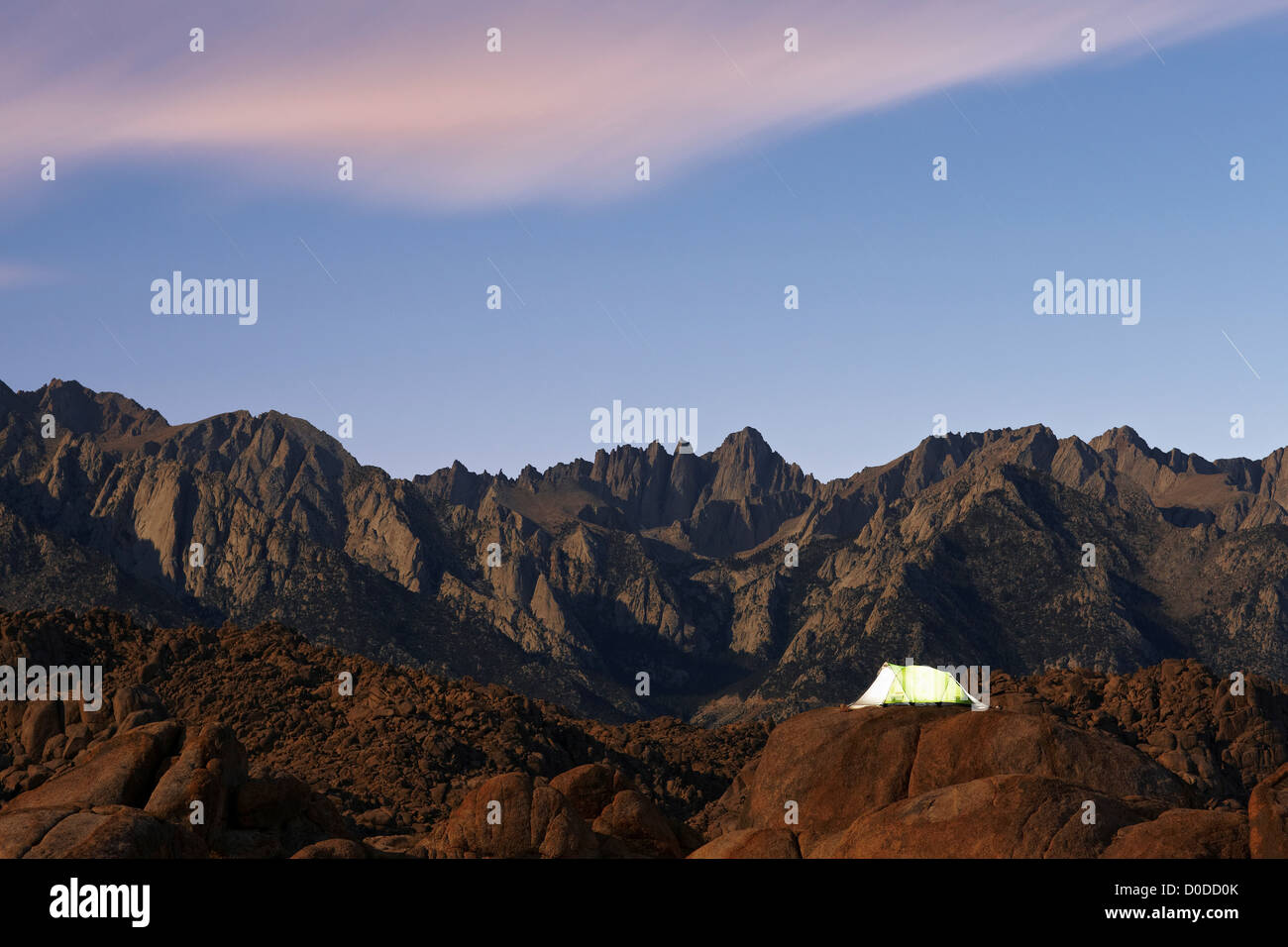 Ein Zelt steht auf großen Felsbrocken in Alabama Hills Kalifornien unter Mount Whitney umliegenden Gipfel Berge der Sierra Nevada Stockfoto