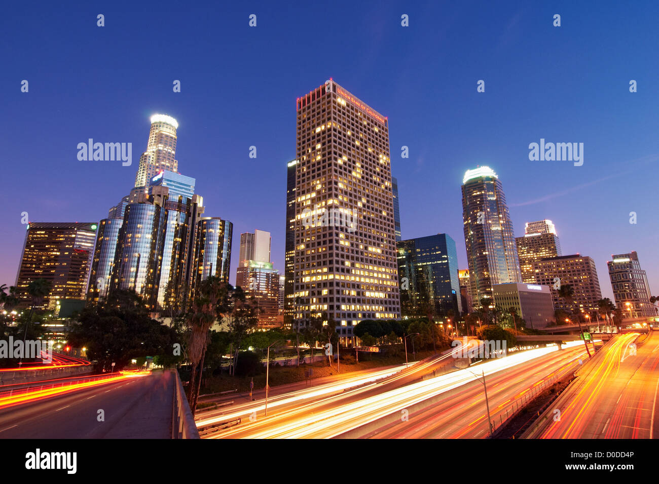 Interstate 110 Streiks durch die Innenstadt von Los Angeles. Langzeitbelichtung fängt Dämmerung Licht sowie Streifen Licht vorbeifahrenden Autos Stockfoto