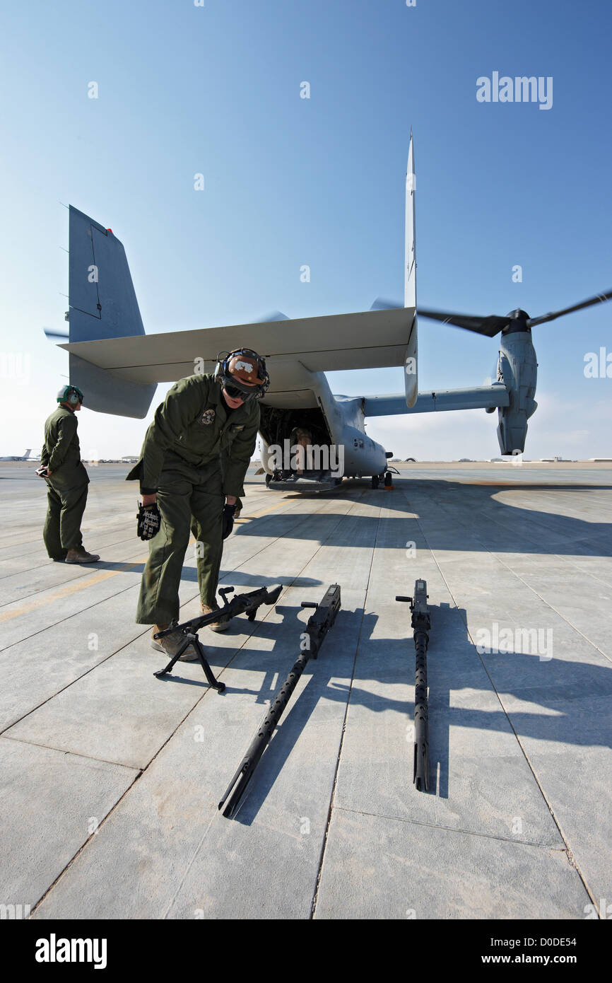 US-Marine Luftfahrt Mannschaftsmitglied inspiziert M240 Maschinengewehr zwei M2.50 Kaliber Maschinengewehre werden kann ausgestattet hinten Stockfoto