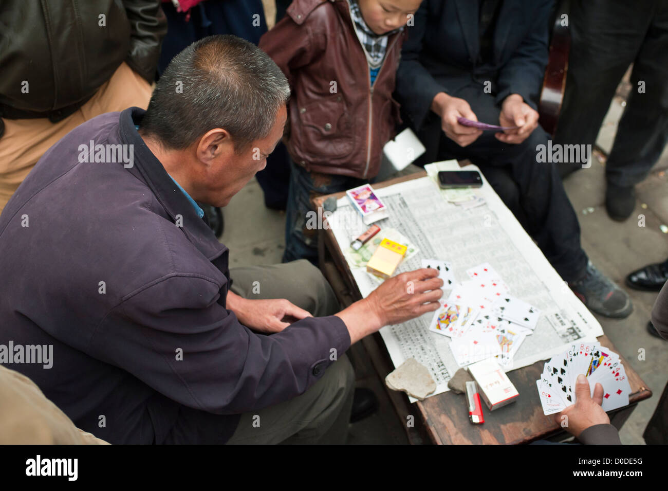 Spielkarten von Männer auf der Straße in Biejing Stockfoto