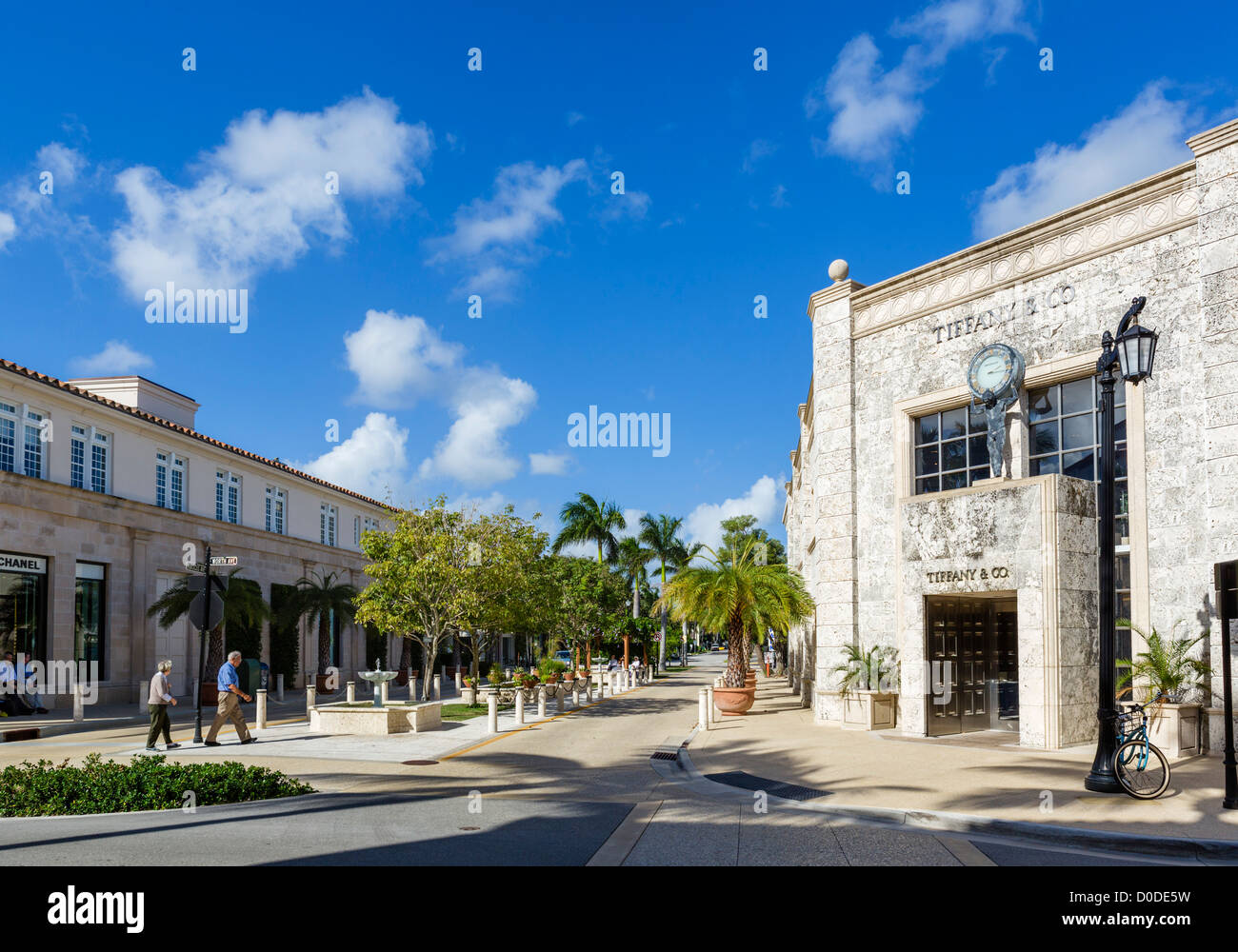 Die Kreuzung der Hibiscus Avenue und Worth Avenue mit Tiffany & Co auf der rechten Seite, Palm Beach, Florida, USA Stockfoto