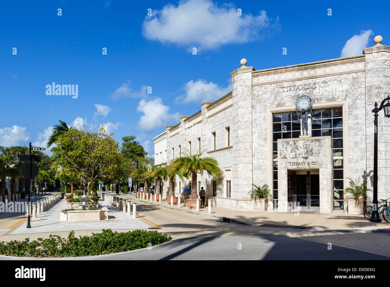 Die Kreuzung der Hibiscus Avenue und Worth Avenue mit Tiffany & Co auf der rechten Seite, Palm Beach, Florida, USA Stockfoto
