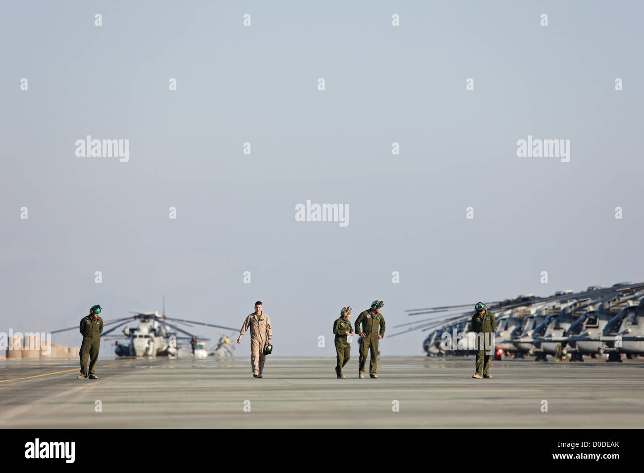 US-Marine Luftfahrt Besatzungsmitglieder inspizieren Rollweg Camp Bastion der Provinz Helmand Afghanistan Trümmer, die in den Motor gesaugt werden kann Stockfoto